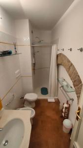 Et badeværelse på All'Ombra di Santa Chiara, 140mq, 3 camere, Idromassaggio - Novità da MyAssisiSuite - Mówimy po polsku + 40 billeder