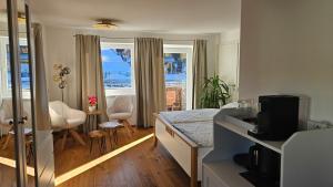 una cucina con un bancone, un tavolo e delle sedie di SCHWEIZER Hof a Tamsweg