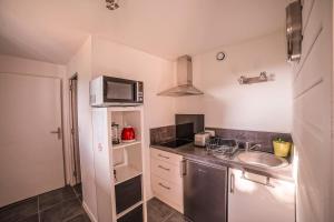 Kuchyň nebo kuchyňský kout v ubytování Gîte du Puy Charrier, Proche Puy duFou, Classé 3 étoiles, Plan d'eau privé