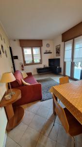 un salon avec un canapé et une table dans l'établissement Appartamento LE COLONNE, à Imola