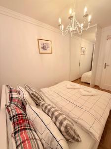 una camera da letto con un letto e un lampadario di ApAzory Kraków - przytulny apartament na wyłączność a Cracovia Altre 10 foto