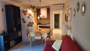 un salon avec une table de salle à manger et une cuisine dans l'établissement Appartamento LE COLONNE, à Imola