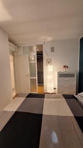 - une chambre avec un lit, une commode et une lampe dans l'établissement Appartamento LE COLONNE, à Imola