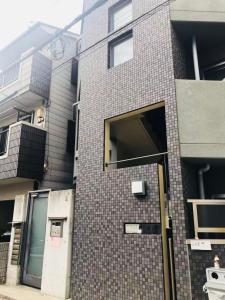 - un bâtiment en briques avec une fenêtre sur le côté dans l'établissement Mori de house in kobe 1, à Kobe