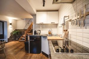 een keuken met een spoelbak en een aanrechtblad bij Twin Pines in Durbuy +25 foto's