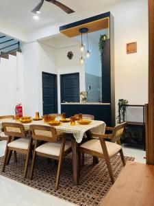 a dining room with a table and chairs at Che Nat Che Nor Homestay in Kuala Terengganu