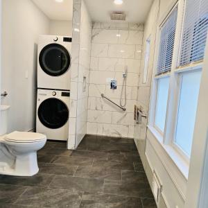 un bagno con lavatrice e WC di Raleigh Retreat with Pool Table, Grill & ADA Bath a Zebulon Altre 38 foto