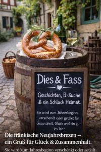 een bordje op een vat met pretzels en een glas wijn bij Schlafen im Weinfass in Ipsheim