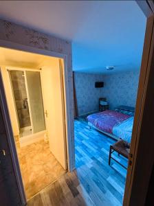 una camera con letto e luce blu di Le relais de la providence a Suèvres