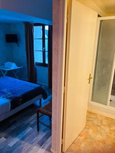 una stanza con una camera da letto con un letto e una finestra di Le relais de la providence a Suèvres