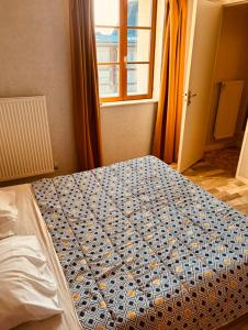 una camera da letto con un letto in una stanza con una finestra di Le relais de la providence a Suèvres