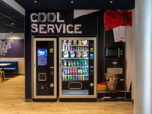 een koude serviceautomaat in een restaurant bij Ibis Budget Strasbourg Centre Republique in Straatsburg