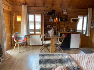 een woonkamer met een tafel en stoelen in een hut bij Chalet la Cabane d'Ernestine, petit-déjeuner inclus in Les Villards-sur-Thônes +68 foto's