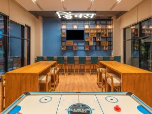 een conferentieruimte met tafels en een pooltafel bij ibis Thane - An Accor Brand in Thane