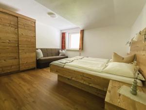een slaapkamer met een groot bed en een bank bij Haus Schönblick in Bach