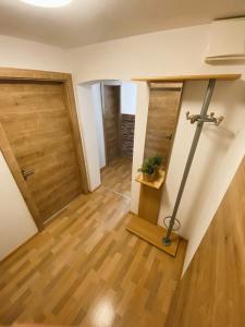 een hal met een houten vloer en een deur bij Haus Schönblick in Bach +38 foto's