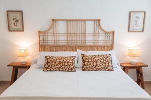 une chambre avec un grand lit blanc avec deux lampes dans l'établissement Alojamientos Estrella Baeza, à Baeza 63 autres photos