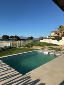 Bazén v ubytování springs suites no4 nebo v jeho okolí