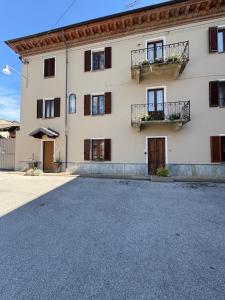 un grande edificio bianco con due balconi di LA TANA Guest House a Dronero Altre 23 foto