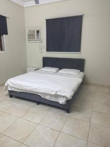 una camera da letto con un letto in una stanza di منار الوجه a Al Wajh