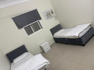 una stanza con due letti e una finestra di منار الوجه a Al Wajh