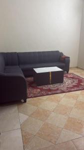 un soggiorno con un divano e un tavolino da caffè di منار الوجه a Al Wajh