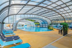 Hồ bơi trong/gần Camping Lac des Vieilles Forges