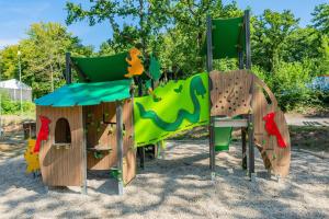 Sân chơi trẻ em tại Camping Lac des Vieilles Forges