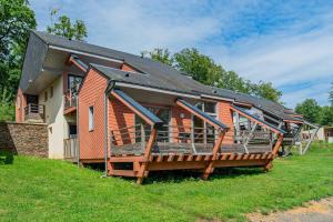 Tòa nhà nơi khu cắm trại tọa lạc