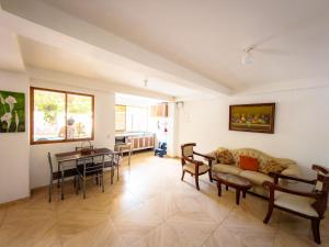 un salon avec un canapé et une table dans l'établissement Cabaña Casa Lila, à Santa Marta