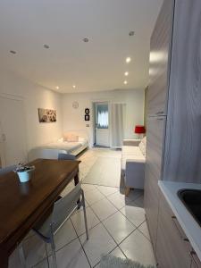 una cucina e un soggiorno con un divano e un tavolo di LA TANA Guest House a Dronero