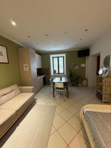 un soggiorno con un divano e un tavolo di LA TANA Guest House a Dronero