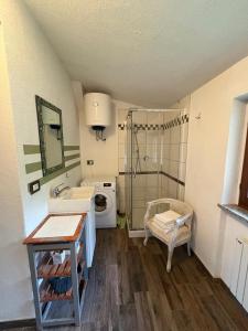 un bagno con lavandino e doccia di LA TANA Guest House a Dronero