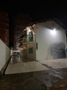 een wit gebouw met een schilderij aan de zijkant bij Mariscal 2 quartos 3 banheiros -SOBRADO AMENDOEIRA in Bombinhas