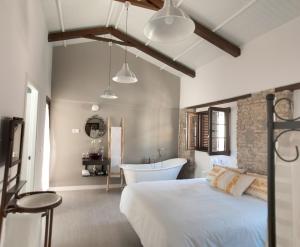 sypialnia z łóżkiem i wanną w obiekcie Patio de Arance w Maladze