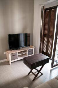 een woonkamer met een grote flatscreen-tv bij Patio de Arance in Málaga