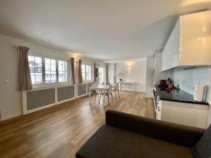 een woonkamer met een bank en een tafel bij Furnished Living Room in Günsberg Solothurn in Günsberg   +5 foto's