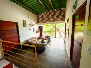 un salon avec deux chaises et un escalier dans l'établissement Cabaña Casa Lila, à Santa Marta 67 autres photos