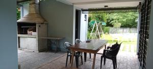 een eetkamer met een tafel en een houtkachel bij Quinta La Gloria in La Plata