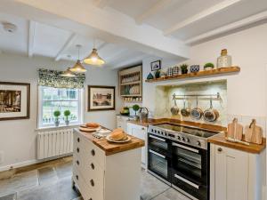 eine Küche mit Herd und Spüle in der Unterkunft 2 Bed in Normanby 78054 in Normanby