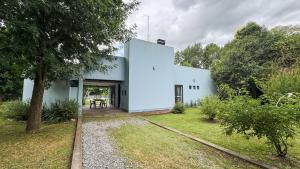 een wit huis met een binnenplaats bij Quinta La Gloria in La Plata