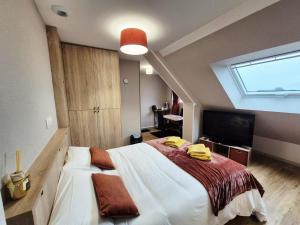 een slaapkamer met een groot bed en een raam bij Studio Terra in Ploërmel