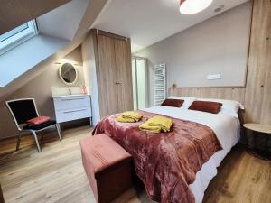 een slaapkamer met een groot bed met gele handdoeken bij Studio Terra in Ploërmel