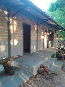 un edificio in mattoni con un portico con una panchina di fusio ad Alter do Chão