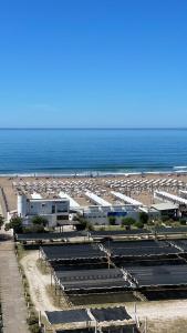 a beach with a bunch of buildings and the ocean at Amanecer del Mar in Necochea