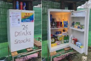 Twee foto's van een open koelkast met een bordje. bij Camping - Bring dein Zelt oder Van und erlebe unseren Verein! in Feldkirchen bei Graz