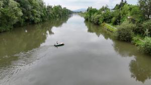 een persoon in een boot op een rivier bij Camping - Bring dein Zelt oder Van und erlebe unseren Verein! in Feldkirchen bei Graz