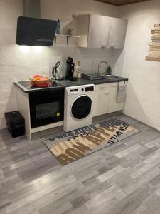 een keuken met een wit fornuis en een wastafel bij Top location central in Rüsselsheim