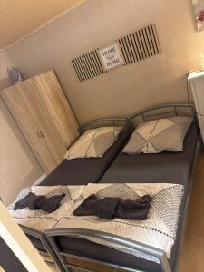 Twee aparte bedden in een kleine kamer bij Top location central in Rüsselsheim