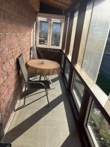 een balkon met een tafel, stoelen en ramen bij Top location central in Rüsselsheim